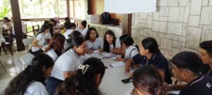 alumnos participando en talleres gente buena