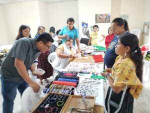 emprendedores presentando productos gente buena